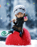 A promotional collage showing a child wearing a bright pink winter outfit and a gray-and-white patterned beanie in snowy outdoor scenes, with large orange text blocks and small product feature callouts in Chinese.